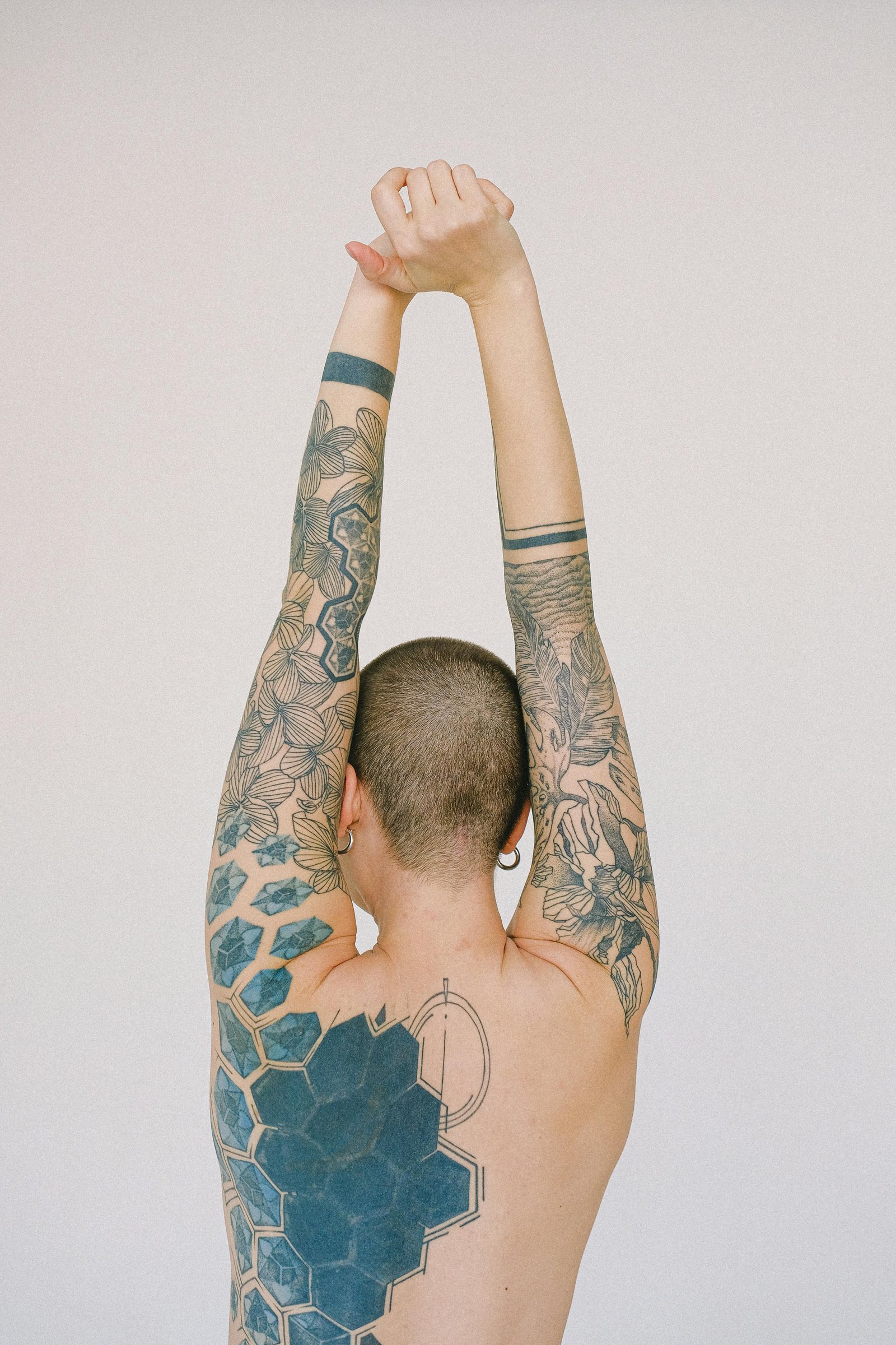 Tatouage Blackwork — Géométrie hexagonale par Skin Tattoo Lyon