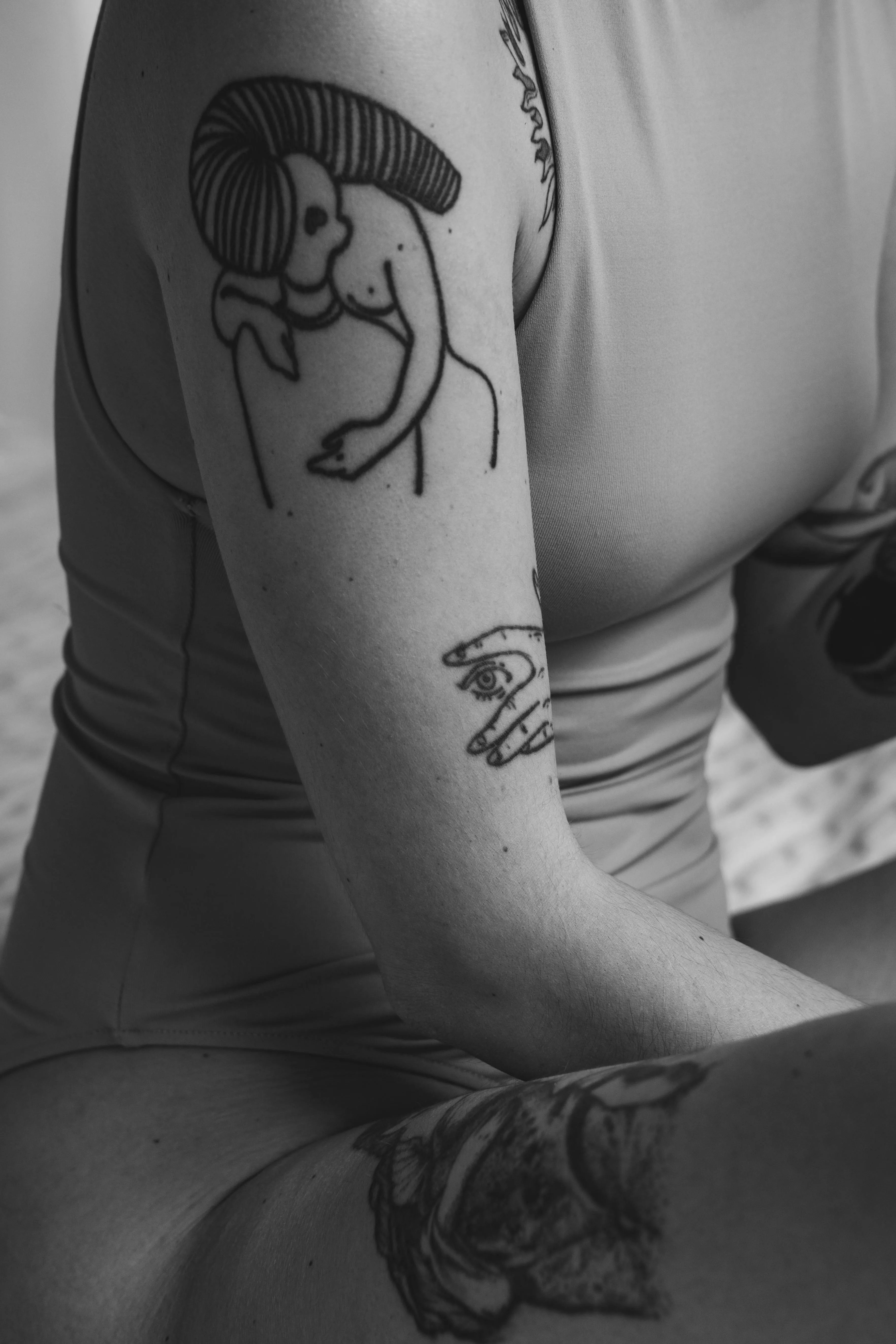 Tatouage Fineline — Silhouette féminine par Skin Tattoo Lyon