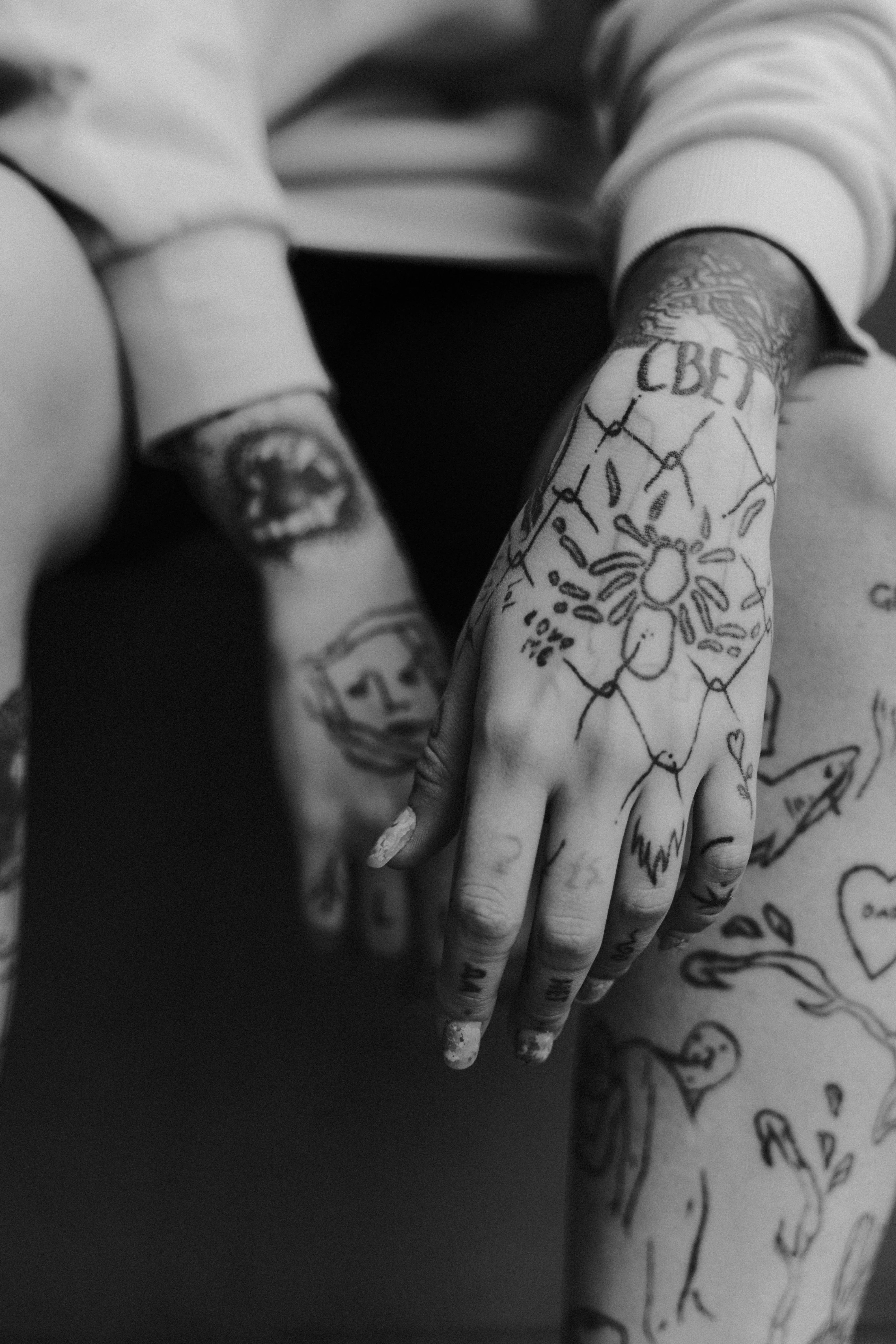 Tatouage Blackwork — Mains old school par Skin Tattoo Lyon