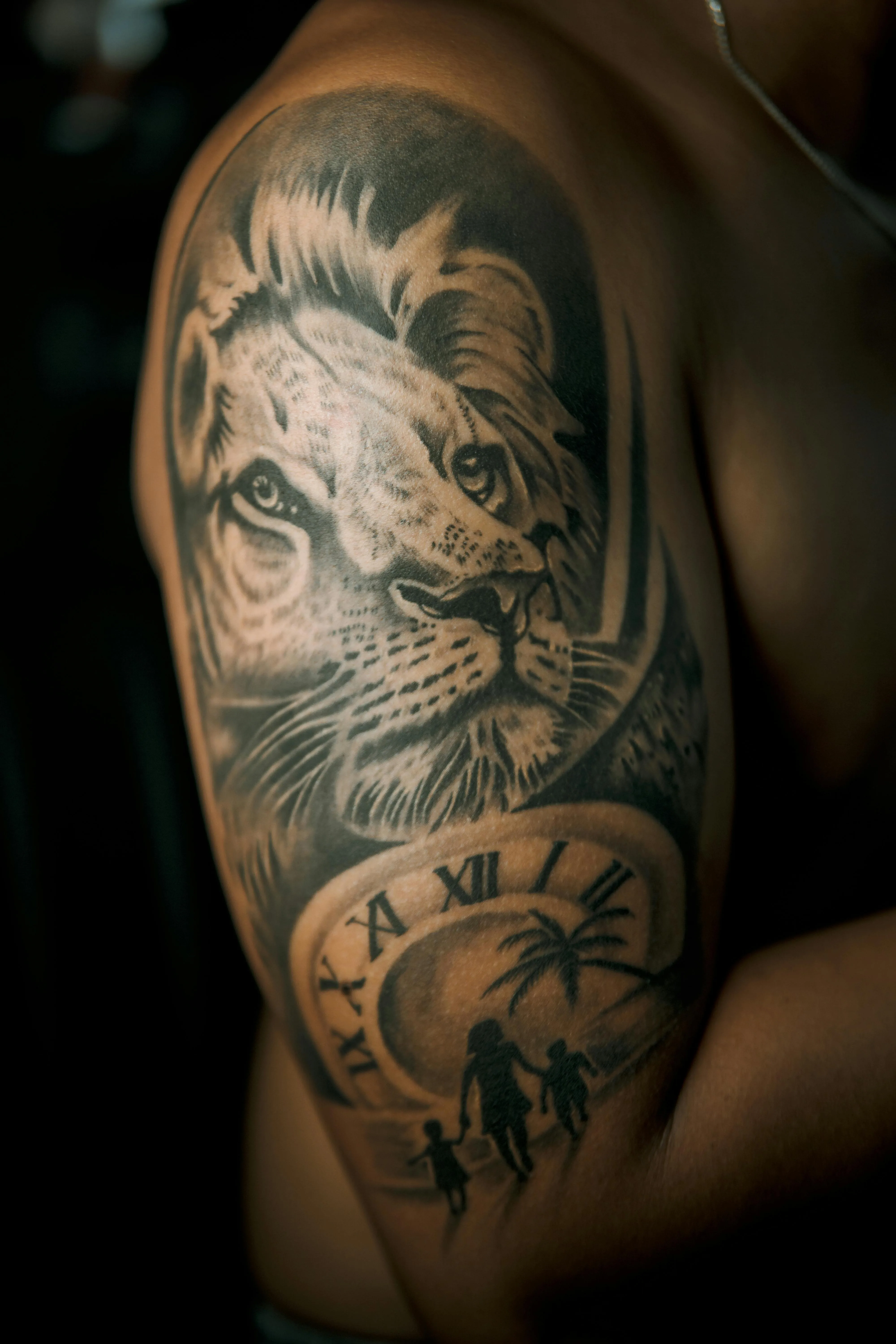 Tatouage réalisme lion et horloge — Skin Tattoo Lyon