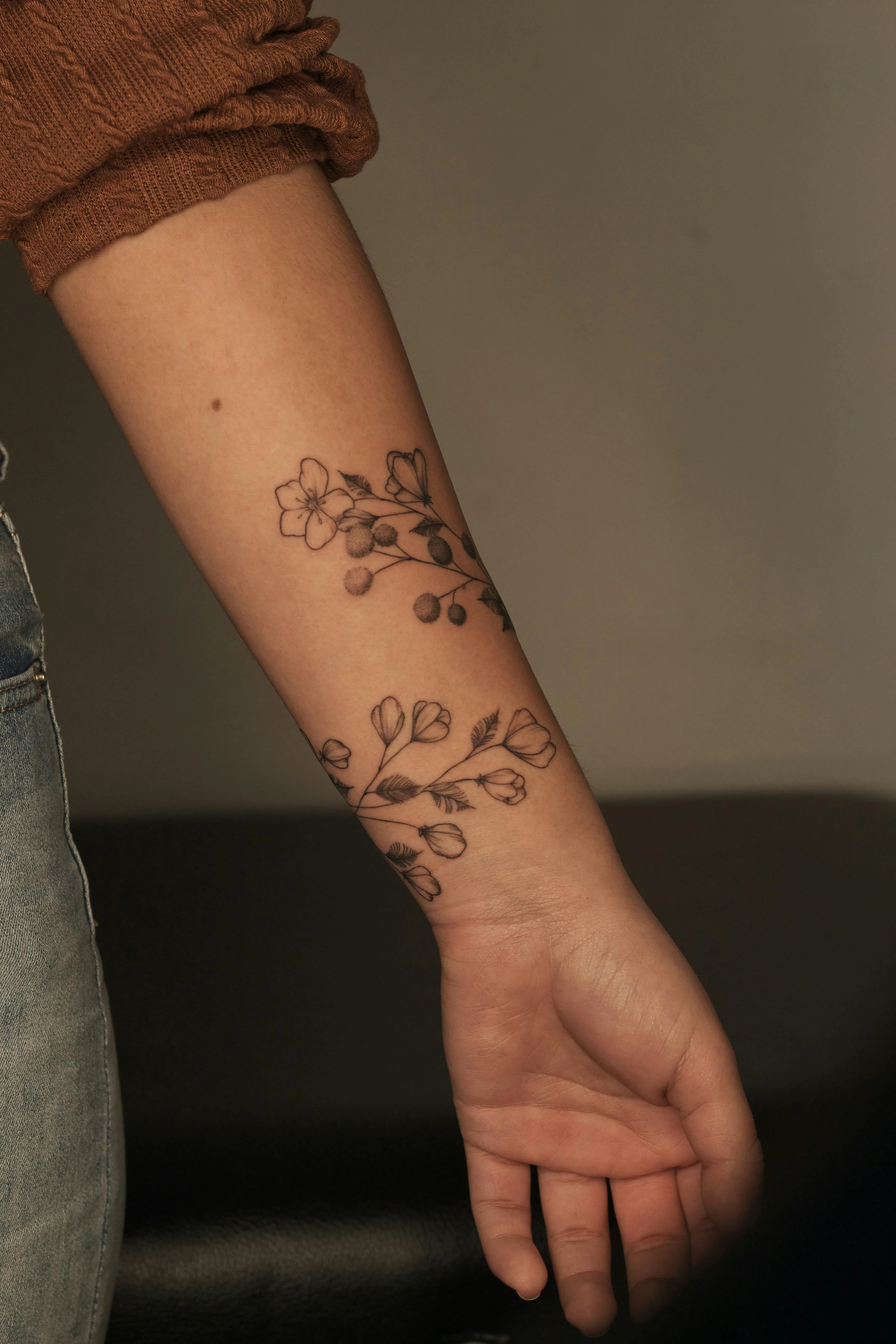 Tatouage Fineline — Branche botanique par Skin Tattoo Lyon