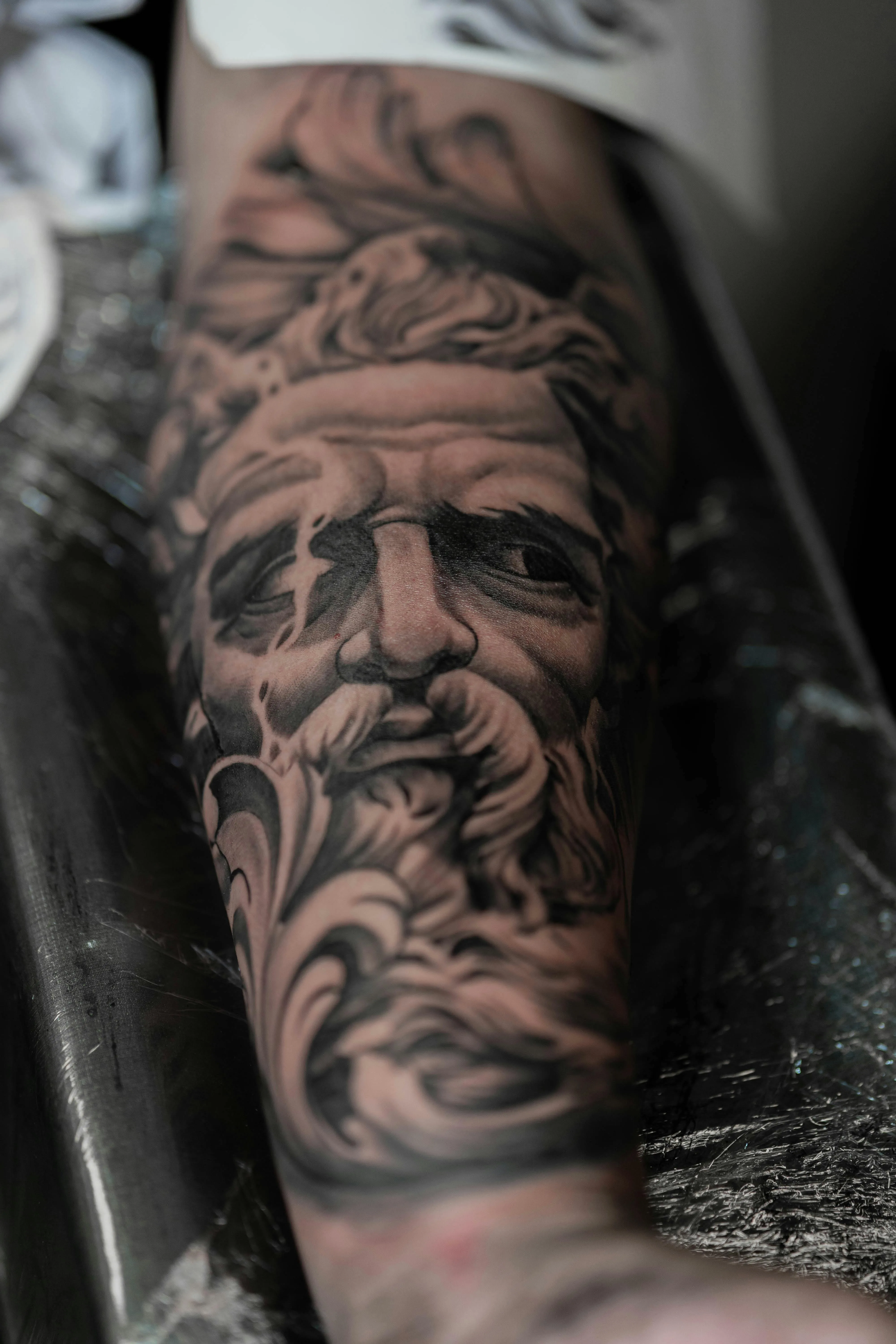 Tatouage Réalisme — Portrait antique par Skin Tattoo Lyon
