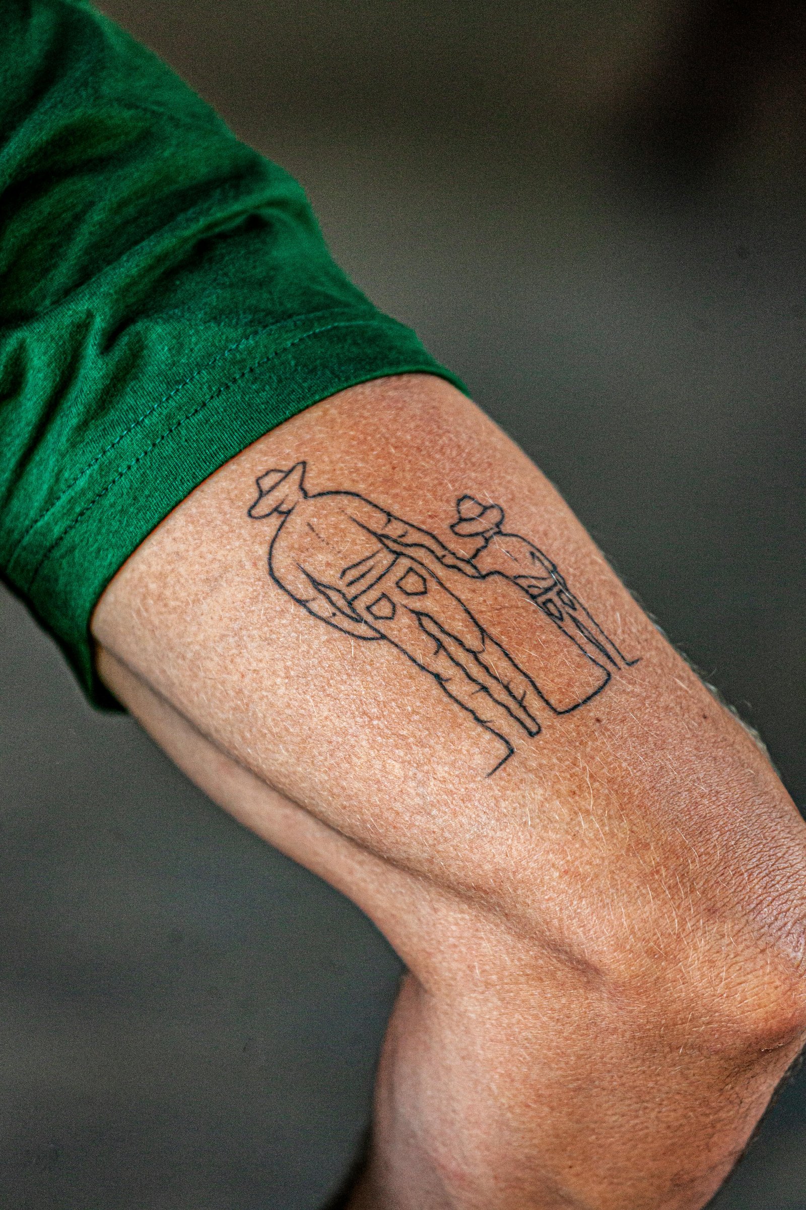 Tatouage Fineline — Silhouettes trait continu par Skin Tattoo Lyon