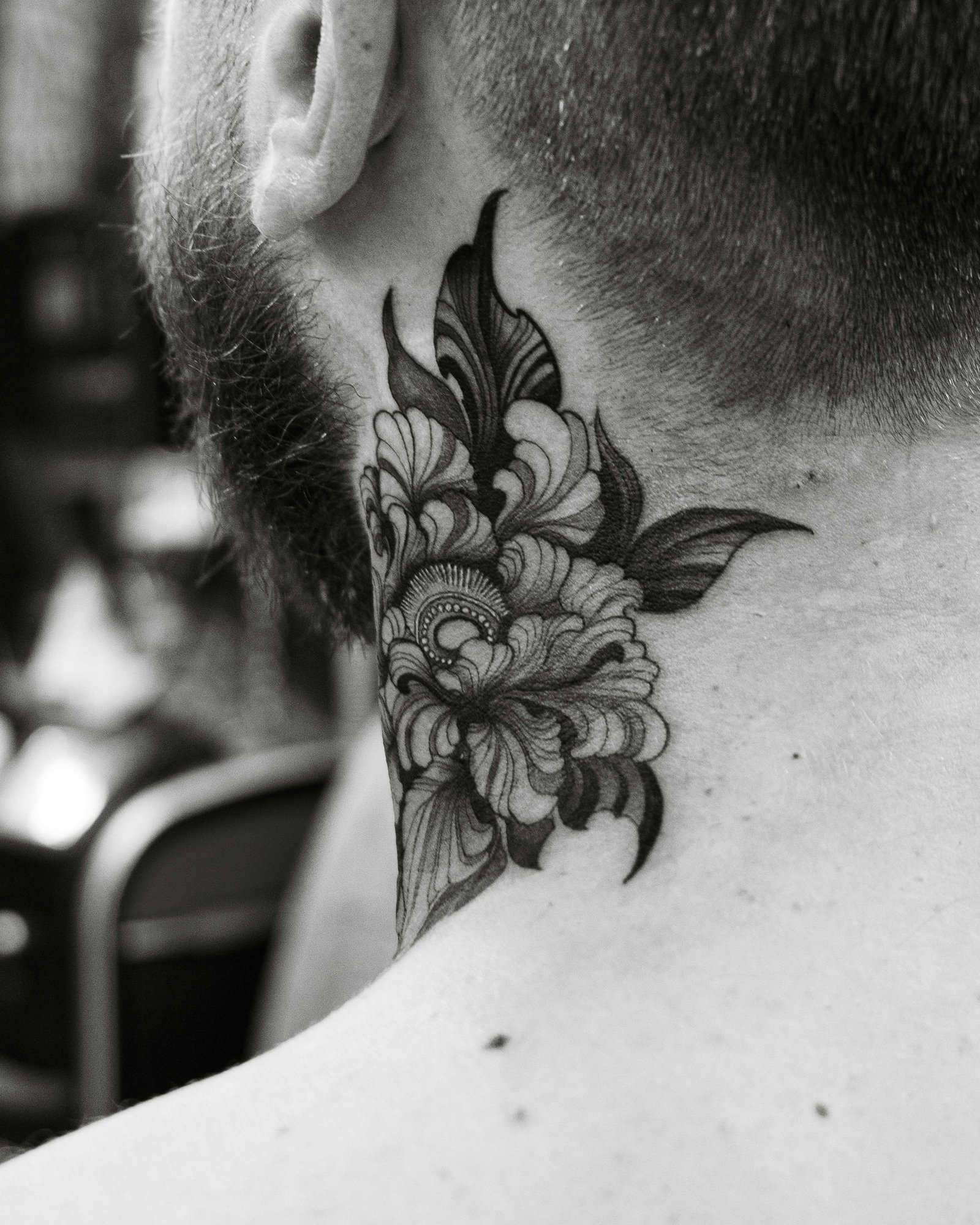Tatouage Blackwork — Floral nuque par Skin Tattoo Lyon