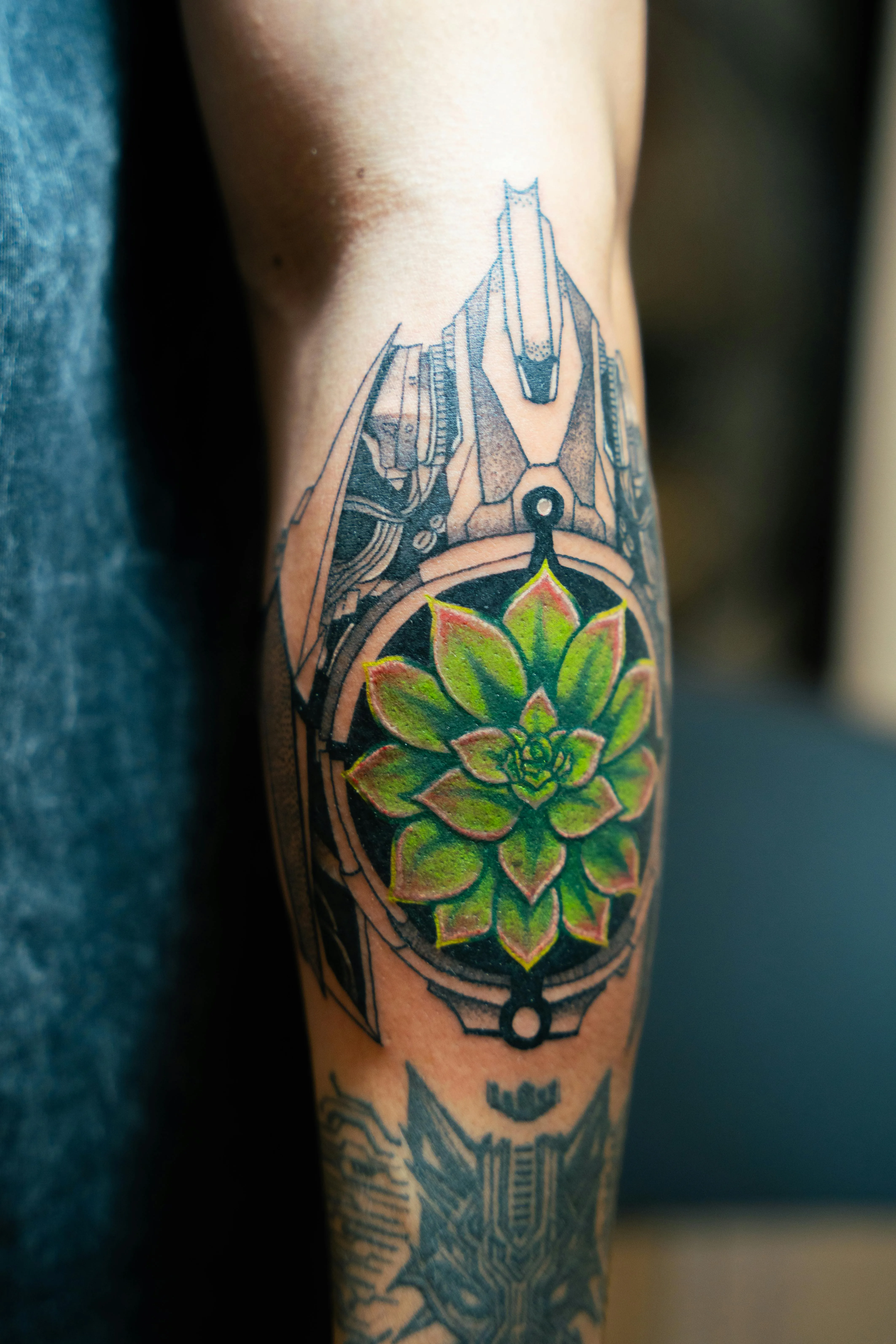 Tatouage Dotwork — Lotus biomécanique par Skin Tattoo Lyon