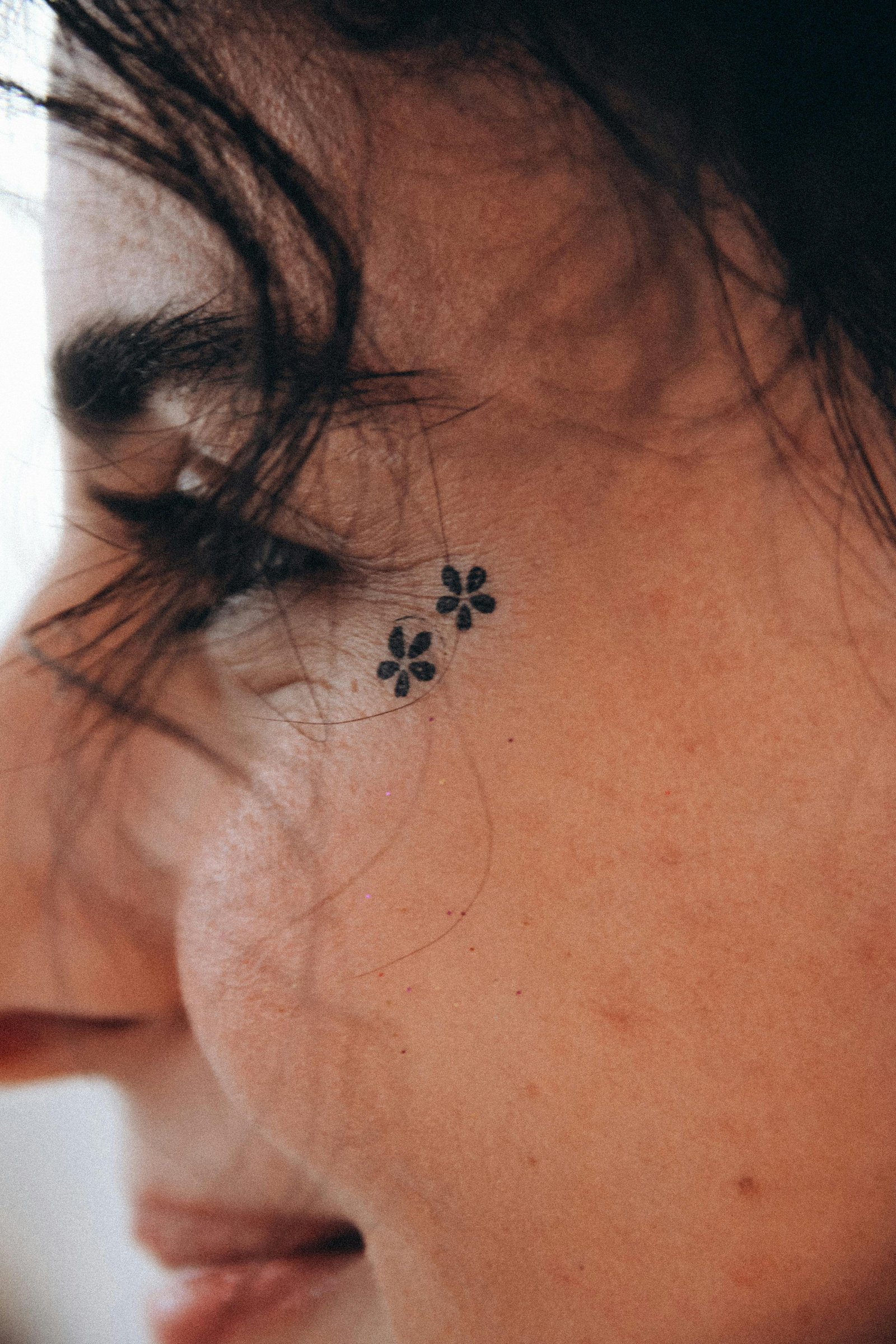 Tatouage Fineline — Micro fleurs visage par Skin Tattoo Lyon