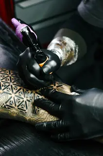 Tatouage Blackwork — Motifs géométriques par Skin Tattoo Lyon