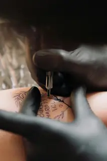 Tatouage Fineline — Fineline en cours par Skin Tattoo Lyon