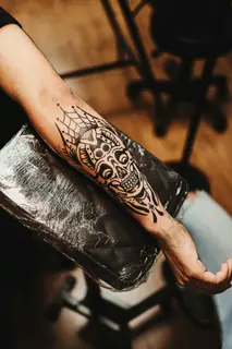 Tatouage Blackwork — Crâne mexicain par Skin Tattoo Lyon