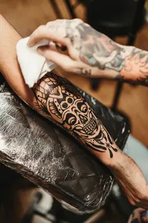 Tatouage Blackwork — Crâne ornemental par Skin Tattoo Lyon