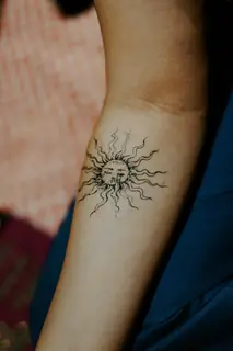 Tatouage Dotwork — Soleil délicat par Skin Tattoo Lyon