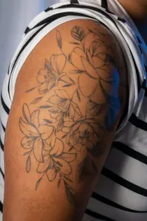 Tatouage Fineline — Bouquet floral épaule par Skin Tattoo Lyon