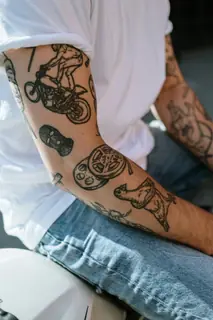 Tatouage Blackwork — Sleeve iconique par Skin Tattoo Lyon