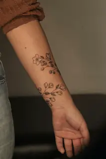 Tatouage Fineline — Branche botanique par Skin Tattoo Lyon