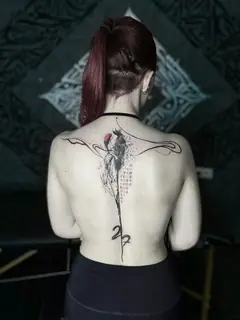 Tatouage Dotwork — Ornement dorsal par Skin Tattoo Lyon