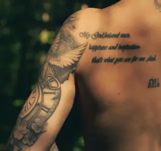 Tatouage Réalisme — Colombe et montre par Skin Tattoo Lyon