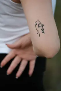 Tatouage Fineline — Petit oiseau par Skin Tattoo Lyon
