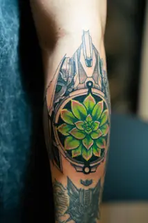 Tatouage Dotwork — Lotus biomécanique par Skin Tattoo Lyon