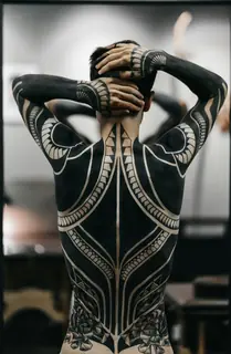 Tatouage Blackwork — Dos tribal complet par Skin Tattoo Lyon