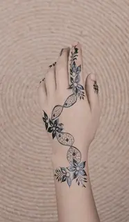 Tatouage Fineline — Composition florale main par Skin Tattoo Lyon